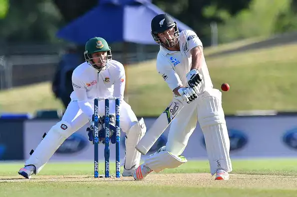 Colin de Grandhomme smashed four sixes in his cameo to help New Zealand win before stumps.