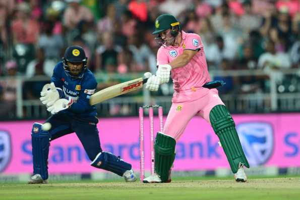 AB de Villiers scored an unbeaten fifty in a clinical chase