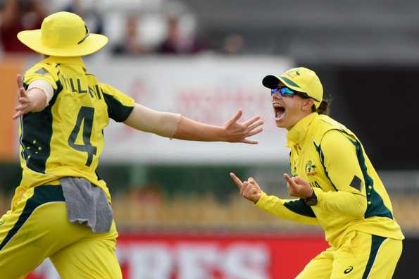 Elyse Villani and Nicole Bolton have been re-signed by Perth Scorchers for a three-year period.