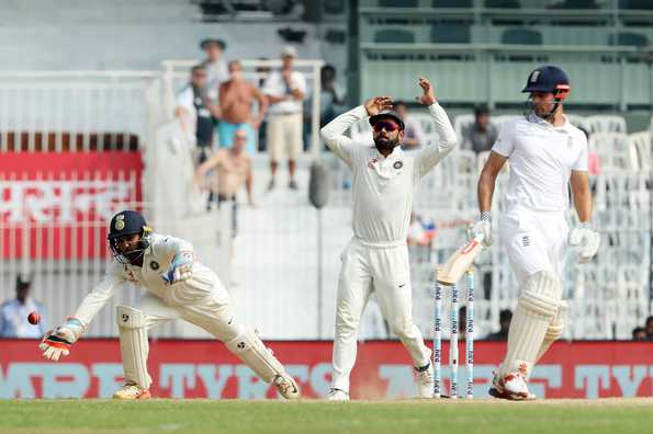 Ashwin continues to produce chances against an uncertain Alastair Cook early on the final day