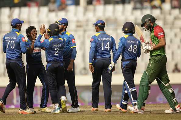 Sri Lanka enter tri-series final with a facile 10-wicket win over the hosts.