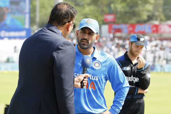 Kane Williamson (in background) lost his fifth consecutive toss and left his teammates shaking their heads