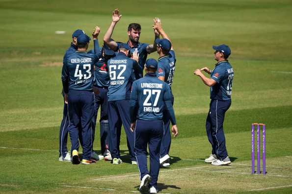 Reece Topley returned figures of 4/16.