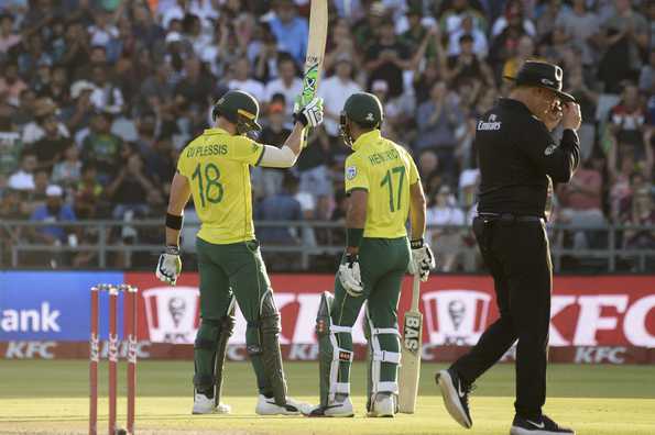 Du Plessis and Hendricks put on 131 runs for the second-wicket partnership.