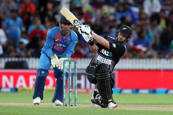 Colin Munro's blistering knock set up New Zealand's total of 212