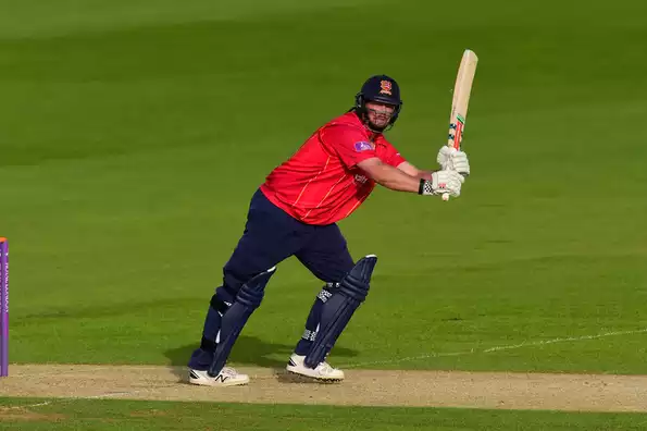 Jesse Ryder hammered a 110-ball 131 to keep his team in the hunt but with no other batsmen stepping up, Essex fell well short.