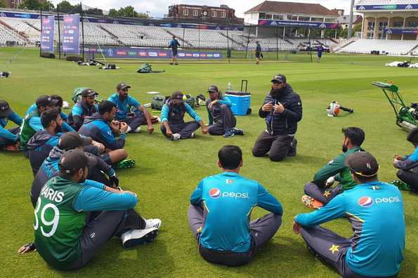 Inzamam-ul-Haq speaks to the Pakistan team at Trent Bridge. Someone's not listening..