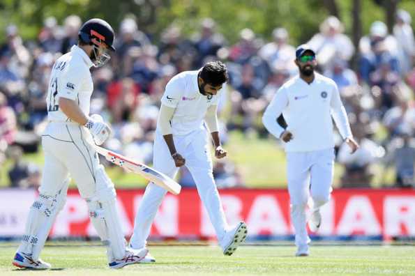 New Zealand lost 5 for 79 in the opening session on day two.