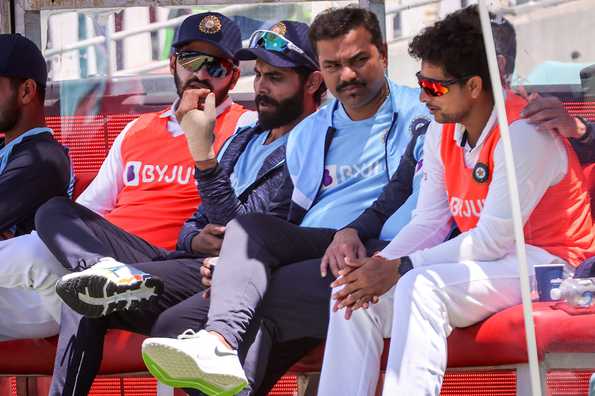 Ravindra Jadeja was struck by a rising delivery from Mitchell Starc at SCG