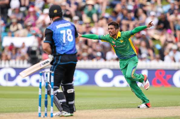 Mohammad Amir (right) bagged five wickets in the first two ODIs against New Zealand