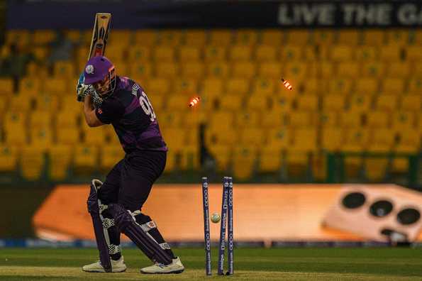 A nightmare start for Scotland as Munsey is bowled off the first ball.