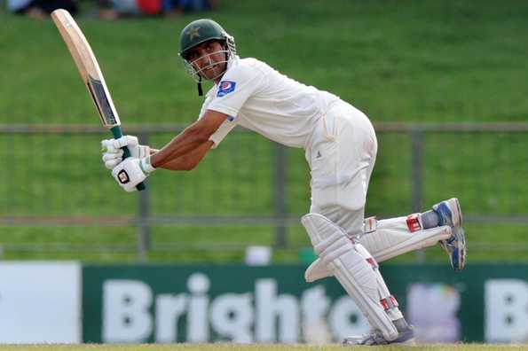 Younis Khan became the first man to score five Test tons in the fourth innings.