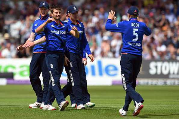 Graeme Swann has asked the England bowlers to remain courageous.