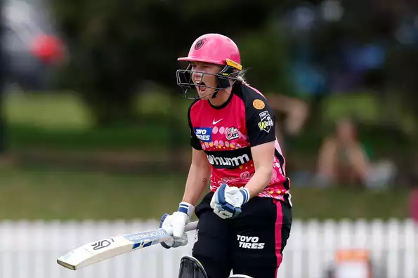 Alyssa Healy hit a stunning century to help Sydney Sixers beat Perth Scorchers