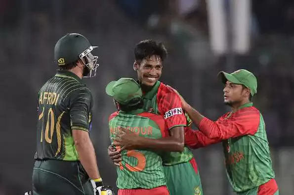 Bangladesh's Mustafizur Rahman (2R) celebrates with teammates after the dismissal of Pakistan captain Shahid Afridi (L).