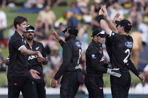 NZ players celebrate the dismissal of SL skipper Dasun Shanaka