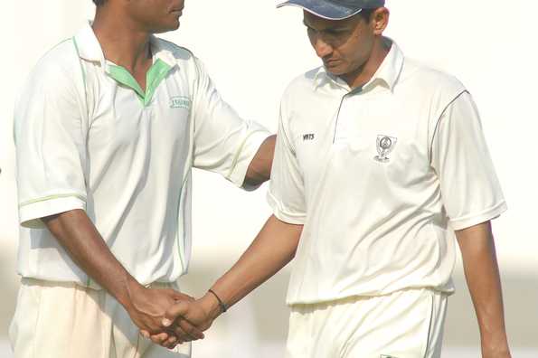 Harvinder Singh and Sanjay Bangar during Railways' loss to Baroda in the 2001 Ranji Trophy final.