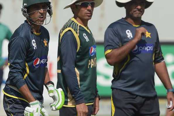 Pakistan's Younis Khan (left), Misbah-ul Haq and coach Waqar Younis practice ahead of fifth and final one-dayer against New Zealand