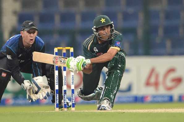 Pakistani batsman Younis Khan (R) plays a shot as New Zealand wicketkeeper Luke Ronchi looks on.