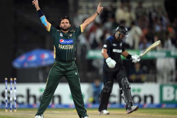 Shahid Afridi picked up the important wicket of Ross Taylor.