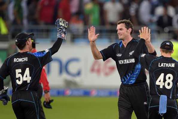 New Zealand bowler Kyle Mills (2nd R) celebrates with teammates after taking the wicket of Pakistan batsman Umar Gul during the second and last International T20 match in Dubai on December 6, 2014