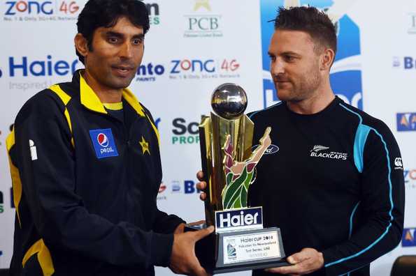 Pakistani captain Misbah-ul-Haq and New Zealand skipper Brendon McCullam pose with the series trophy.