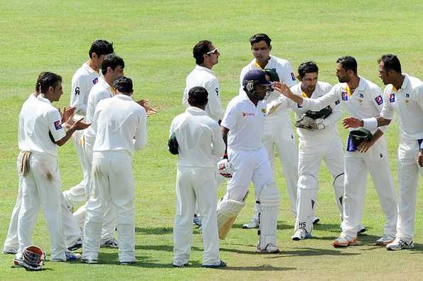 Mahela Jayawardene was given a guard of honour by the Pakistani players as he arrived to the crease.