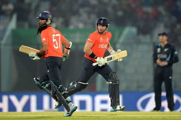 Michael Lumb and Moeen Ali run between the wickets.