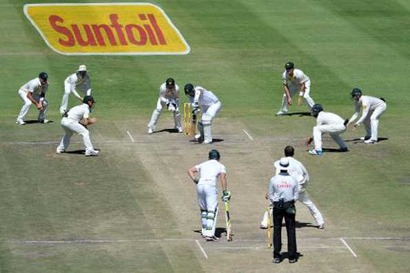 South Africa's Kyle Abbott (centre) is surrounded by Australian fielders on the fifth and final day of the third Test at Newlands in Cape Town, on March 5, 2014