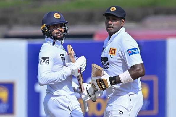 Dhananjaya and Mathews put on a 131-run stand.