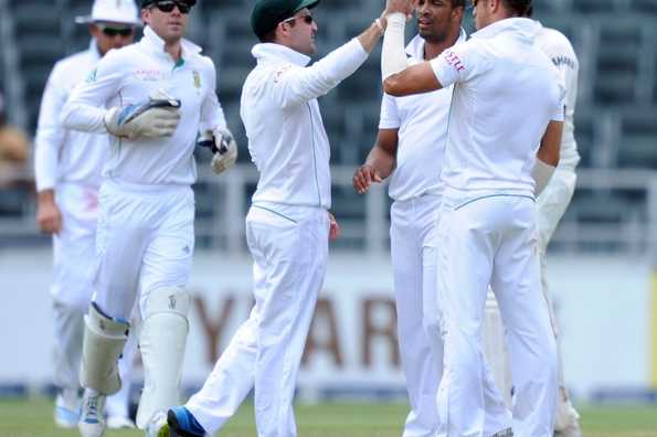 Vernon Philander celebrates with team mates the wicket of MS Dhoni