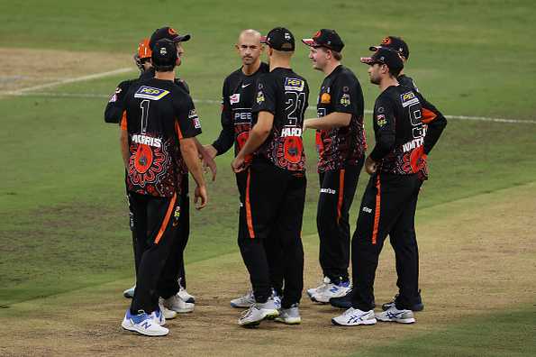 Ashton Agar led a disciplined bowling performance from the Scorchers