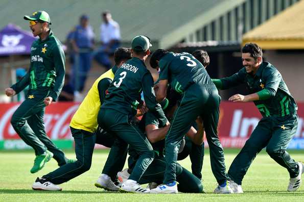 Pakistan held their nerves in a low-scoring thriller against Bangladesh