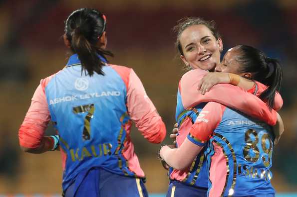 Amelia Kerr shone with bat and ball to help Mumbai continue their winning run