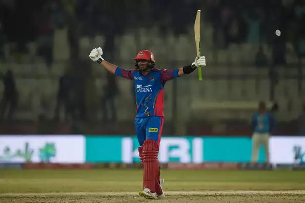 Shoaib Malik hit a last-ball boundary to win the match for Karachi Kings