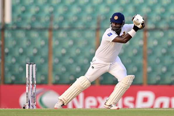 Angelo Mathews avoided Sri Lanka's collapse in the second innings