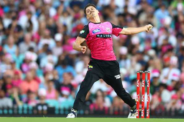 Ben Dwarshuis picked up four key wickets to keep the Heat at bay