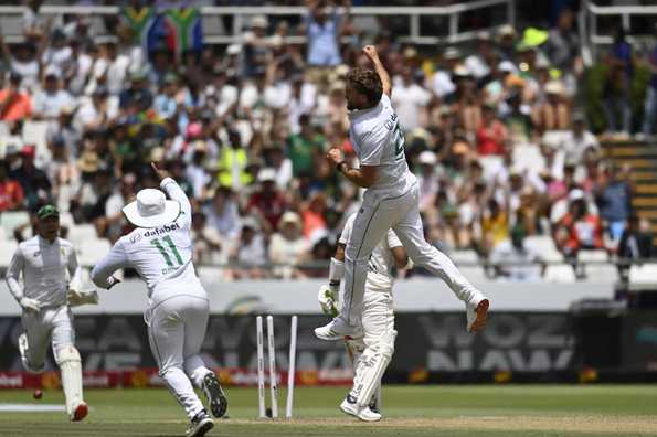 Pakistan lost three wickets in the session.