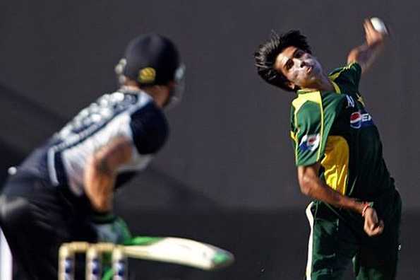 Pakistan's Mohammad Aamir(R) bowls during his team's third and final one-day international against New Zealand in Abu Dhabi. Aamir's explosive half-century to clinch the series against Pakistan with a narrow seven-run victory.