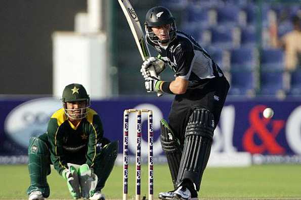 Pakistan's Kamran Akmal(L) waits to catch the ball as New Zealand's Kyle Mills prepares to hit during their second one-day international cricket match in Abu Dhabi. New Zealand Brendon McCullum hit a return-to-form hundred and Scott Styris took three wickets in two overs as New Zealand beat Pakistan by 64 runs