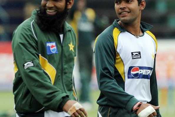 Pakistan's Mohammad Yousuf (L), seen here during a training session at the Wanderers Stadium in Johannesburg on October 1. Yousuf has said his team will start favourites against New Zealand in the Champions Trophy semi-final on Saturday.