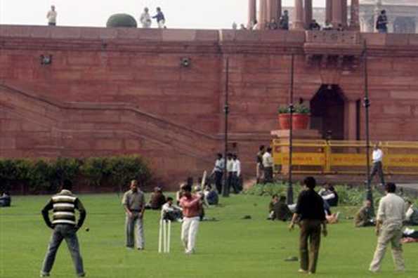 Indian government office workers play cricket during lunch break in front the Government Secretariat building in New Delhi on December 11. The Indian cricket team should not tour Pakistan following last month's terror attacks in Mumbai, the country's sports minister said here on Friday.