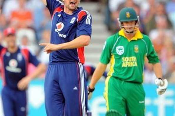 England's Steve Harmison (L) celebrates after taking the wicket of South Africa's Albie Morkel (R) during the second one-day international between England and South Africa at Trent Bridge, Nottingham, central England, August 26. Harmison has hit back at accusations that he only returned to England's one-day team to cash in on the huge sums of money flooding into the game.