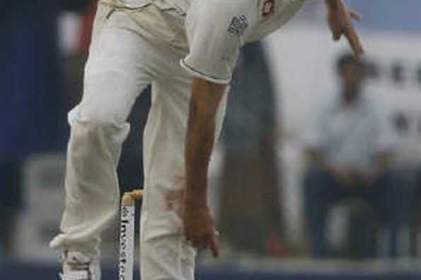 England bowler Stephen Harmison bowls during the first day of the last test cricket match of three match series between Sri Lanka and England in Galle in this December 18, 2007 file photo. REUTERS/Buddhika Weerasinghe/Files