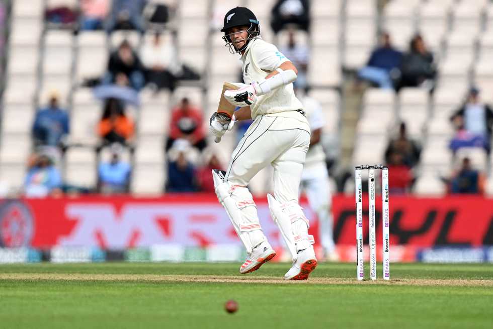 Tim Southee's 30 lower down the order helped New Zealand take a much-needed lead in the first innings